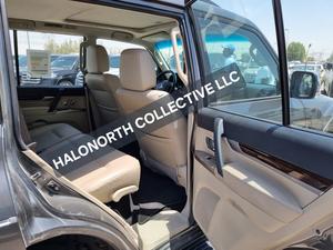 Mitsubishi Pajero d'occasion 2018, toutes options, essence, automatique, turbo, sièges en cuir, jantes R17, tout-terrain, luxe, 4x4, SUV, conduite à droite, en vente - Product Image 6