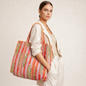 Sac fourre-tout matelassé rose poudré à rayures tigrées, léger et confortable pour tous les jours et partout. - Product Image 2