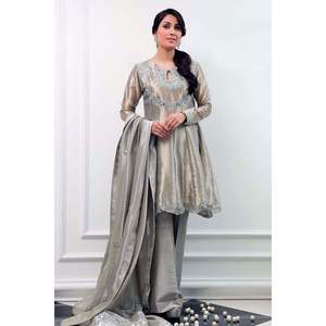 Conjunto de Pantalones y Camisa de Satén Gris Agaste con Dupatta - Product Image 3