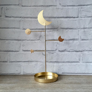 Petit cintre à bijoux en fer avec un design simple, parfait pour les espaces minimalistes et la coiffeuse compacte. - Product Image 4