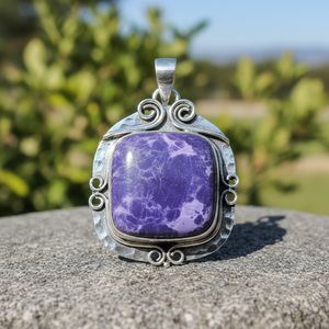 Colgante de latón chapado con gema morada, hecho a mano, estilo vintage, joyería de compromiso para mujer - Product Image 1