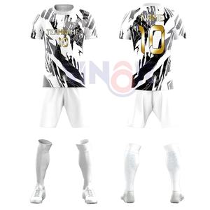 Ensemble d'uniformes de football pour hommes en polyester de haute qualité personnalisé short de sport vert conception de logo uniformes pour adultes de club utilisant la sublimation - Product Image 1