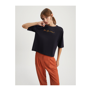 เสื้อยืดผู้หญิงแขนสั้นทรงพื้นฐาน ผ้าคอตตอนผสม พิมพ์ลาย-ปัก ไม่มีกระเป๋า - Product Image 2