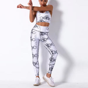 Ensemble de yoga pour femmes, jupe-short rouge, personnalisé, de haute qualité, sans couture, uni, 2 pièces, sans manches, taille élastique, vêtements de sport pour la salle de sport - Product Image 3