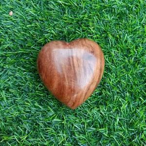 Urnes de crémation en bois en forme de coeur de haute qualité pour cendres Urne funéraire en bois pour animaux de compagnie adultes Urnes commémoratives artisanales fabriquées au Viet Nam - Product Image 4