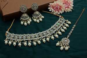 Nouveau design plaqué or traditionnel perle et goutte Kundan clouté Jumkha boucle d'oreille Mangtika collier ras du cou ensemble et ensemble de bijoux femme - Product Image 3