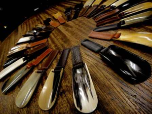 ที่ใส่รองเท้าฮอร์นแท้ทำมือด้ามยาวที่จับง่ายสำหรับสินค้าหัตถกรรมและชิ้นเดียวตามสั่ง - Product Image 4