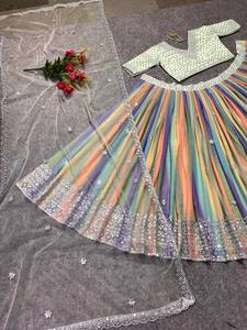 Lehenga Choli pour femmes indiennes et pakistanaises, très demandé, pour les mariages et les fêtes d'hiver, disponible en gros, fabriqué en soie - Product Image 5