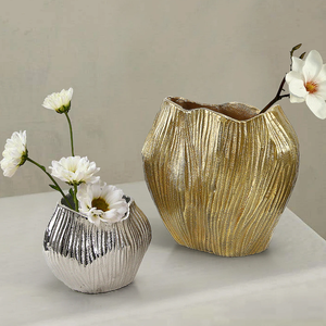 AK แจกันดอกไม้ประดับโต๊ะทำจากโลหะทองเหลือง2ชิ้นสำหรับตกแต่งบ้านคาเฟ่และตกแต่งภายใน - Product Image 1