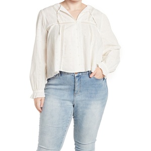 Top in chiffon Treasure & Bond Shiffly con scollo all'americana e occhielli, colore avorio, taglia 3X - Product Image 1