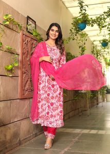 Guarda fuori da un set cinematografico da sogno mentre ti giri e cammini in questo elegante anarkali con materiale di alta qualità - Product Image 6