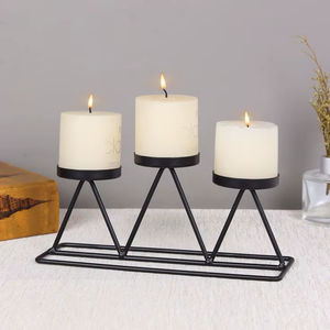 Candelabre triangulaire unique en métal noir à 3 branches, centre de table de mariage, décoration de luxe pour la maison, article haut de gamme - Product Image 1