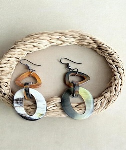 Pendiente de cuerno Natural de alta calidad para mujer, pendiente, joyería de cuerno, Natural uso diario, Ojo de Búfalo, tamaño personalizado y Lo - Product Image 1