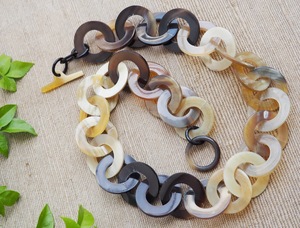 Collar de Lujo Hecho a Mano con Cuerno de Búfalo, Joyería Natural y Sostenible para Mujer, Alta Calidad - Product Image 5