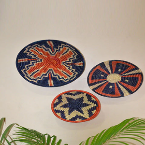 Ensemble de trois plaques murales Moonj grass avec des motifs géométriques complexes bleu, orange et blanc, disponibles en gros - Product Image 1