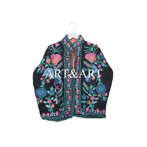 Veste courte d'hiver pour femme, 100% coton, broderie florale Suzani, écologique, matelassée, fabriquée à la main en Inde, tissu respirant - Product Image 1