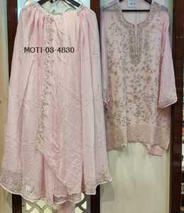 Costumes modernes de créateur en soie et organza non cousus, brodés à la main, indiens et pakistanais, pour mariage et fête, numéro de modèle fantaisie - Product Image 1