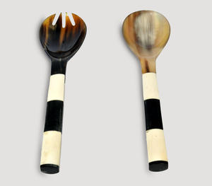 Ensemble de serveurs à salade en corne et en os naturels, fabriqués à la main, avec des poignées cylindriques uniques à rayures blanches et noires, grand modèle - Product Image 1