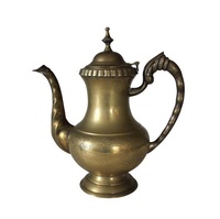 Théière et bouilloire en laiton fabriqués à la main avec des vibes vintage classiques idéales pour les cuisines traditionnelles et les collectionneurs du patrimoine