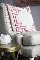 Viereckige kissen mit bestickten motiven werden im wohnzimmer verwendet schlafzimmer sofas liege und autositze