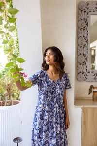 Robe bohème Alohi, fabriquée à la main, en coton pur, imprimée à la main, à motifs floraux, décontractée, occasionnelle, bleu et blanc, mode éthique - Product Image 2