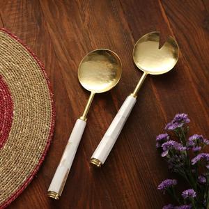 Ensemble de service à salade plaqué or en métal de conception la plus récente avec poignée ronde en nacre pour la maison et le mariage - Product Image 2