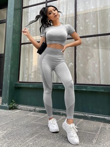 Ensemble de sport 2 pièces pour femme : haut court à manches courtes et pantalon de yoga taille haute – Vêtements de fitness et de gym en gros - Product Image 3