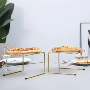 Soporte para magdalenas y pizzas hecho a mano de diseño simple en alambre de metal perfecto para vajilla, suministros de boda y uso de servicio - Product Image 6
