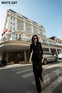 Blazer de style féminin femme noir et blanc Phedra Wrap Vest Blazer tissu écologique vêtements pour femmes ensemble 2 pièces du Vietnam - Product Image 2