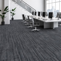 Dalles de moquette en nylon ignifuge 50x50cm à motif linéaire numérique pour sièges d'entreprise et revêtements de sol modulaires modernes