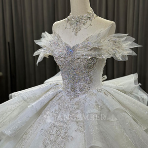 Robe de mariée moderne OY018 en tulle avec traîne chapelle, ornée de fleurs, de cristaux, de paillettes et de perles - Product Image 1