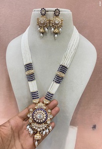 Collier Kundan élégant en plaqué or avec boucles d'oreilles Collection de bijoux indiens pour femmes et filles - Product Image 2