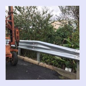 Traffic Guard Rail Highway Barrera de alta velocidad Barrera de choque de alta velocidad Highway Guardrail Acero galvanizado W Beam Road Guardrail