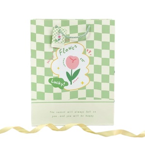 Elegante bolsa de regalo de flores de tulipán | Bolsas de papel florales Premium, ecológicas, asas duraderas, ideales para bodas, fiestas y regalos - Product Image 3