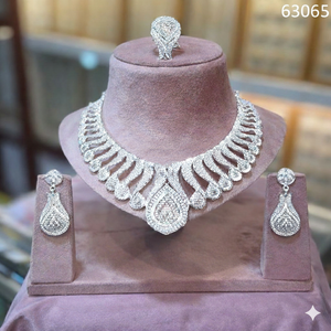 Parures de bijoux de luxe dorées - Collier de mariée artisanal avec longues franges et boucles d'oreilles assorties - Modèle 63018 (vente en gros) - Product Image 5