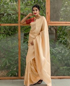 Dernier modèle de sari en soie georgette avec un riche pallu et un travail jacquard sur toute la surface, pour les occasions spéciales - Product Image 1