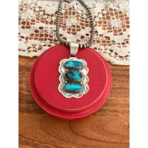 Colgante de Plata de Ley Hecho por Artesanos Navajo con Incrustaciones de Turquesa Mixta y Tecnología de Engaste en Bisel - Product Image 1