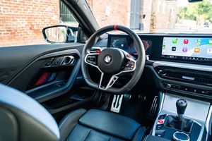 M2 2025, Transmisión Manual de 6 Velocidades, Motor de 6 Cilindros y 473 hp, Techo de Fibra de Carbono M, Paquete de Iluminación - Product Image 5