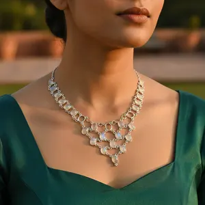 Collier en argent 925 avec nacre pour femmes, bijoux de mode avec un éclat éblouissant - Product Image 1