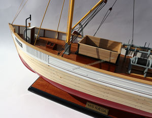 Modèle de bateau en bois peint à la main de style nautique M/S RAEGA, cadeau original - Product Image 5
