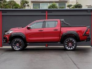 Toyota Hilux Usada de Alta Calidad, Doble Cabina, 2.7L, Gasolina, Automática, Importación Europea, Volante a la Izquierda/Derecha, Entrega Rápida - Product Image 2