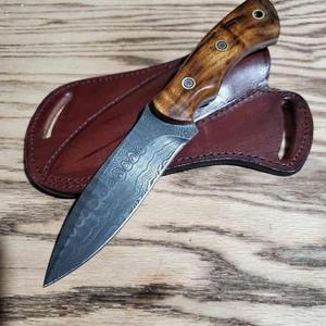 Couteau de chasse en acier Damas fait main avec manche en bois de noyer, couteau de camping/extérieur personnalisé avec étui inclus - Product Image 4