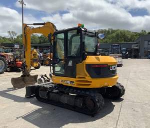 Excavatrice sur chenilles compacte JCB 86C-2, moteur Kohler, système Bosch Rexroth, 8,6 tonnes, haute efficacité, dotée d'une pompe à moteur, d'une boîte de vitesses - Product Image 1