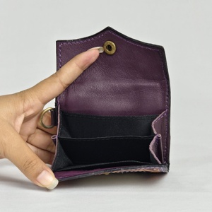 Porta Pasaportes de Cuero Genuino Vintage de Lujo Premium con Patrón Floral Grabado, Cierre a Presión, Correa Única, Unisex, Corto, Anti-Robo - Product Image 3