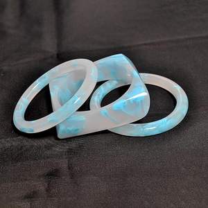 กำไลเรซินหลากสีที่มีการออกแบบดอกไม้สำหรับรูปลักษณ์ทันสมัยและเครื่องประดับสุดโดดเด่นที่ชายฝั่งโดย aaliyan impex - Product Image 5