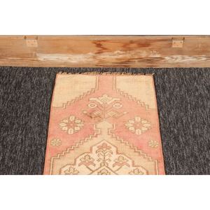 Alfombra vintage de 1.4x7.7 pies (42x234 cm), geométrica rosa con elementos florales, alfombra turca - Product Image 2
