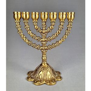 Ménorah élégante en laiton massif avec des bougeoirs classiques, idéale pour les célébrations de Hanoucca et l'affichage en synagogue - Product Image 1