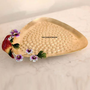 Plateau décoratif en laiton doré de style vintage, motifs floraux complexes faits à la main, plateau de service, décoration d'intérieur pour le métal - Product Image 1