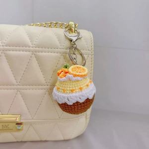 Nouveau produit : Porte-clés et pendentif de sac en peluche Acki en coton au crochet, motif gâteau et cornet à la crème aux cerises, mignon et fini - Product Image 6