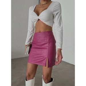 Falda de cuero acolchada fucsia para mujer con abertura - Product Image 4